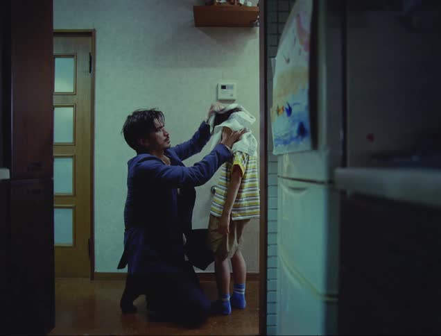 A father drying his sons hair with a towel