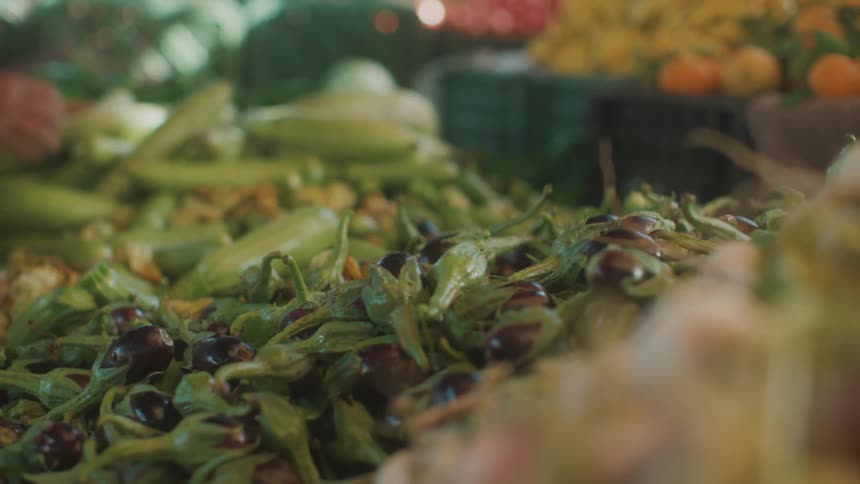 Hands of a person organizing vegetables in a grocery store