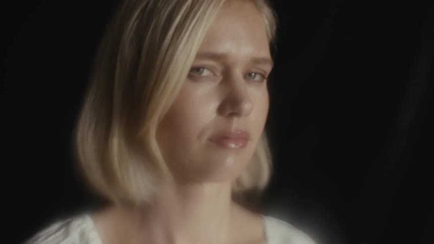 A close up clip of a blonde lady