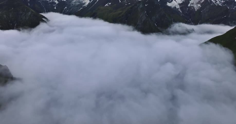 Strong fog hiding the valley between mountains