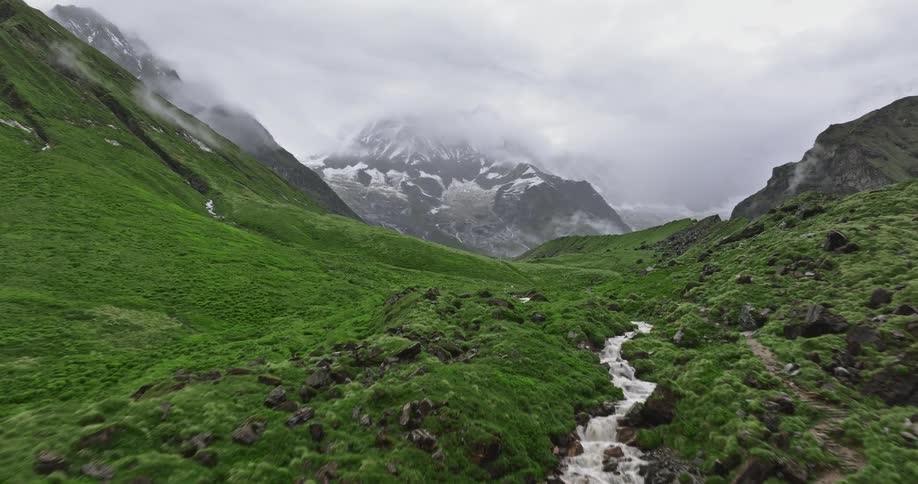 Skyline of a stream on top of a mountain