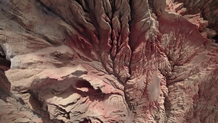 The canyon has many crevices