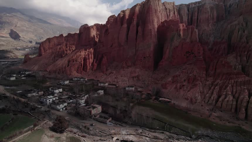 Village next to rocky peaks and mountains