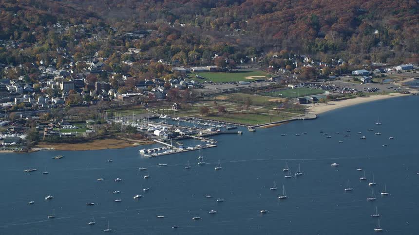 A small town that faces the sea and the sea is full of boats in the water
