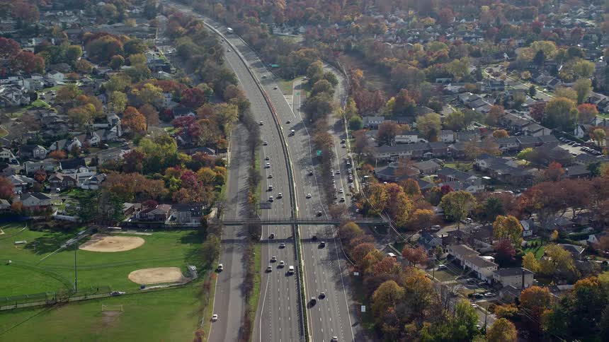 Traffic is running on the highway through the suburbs