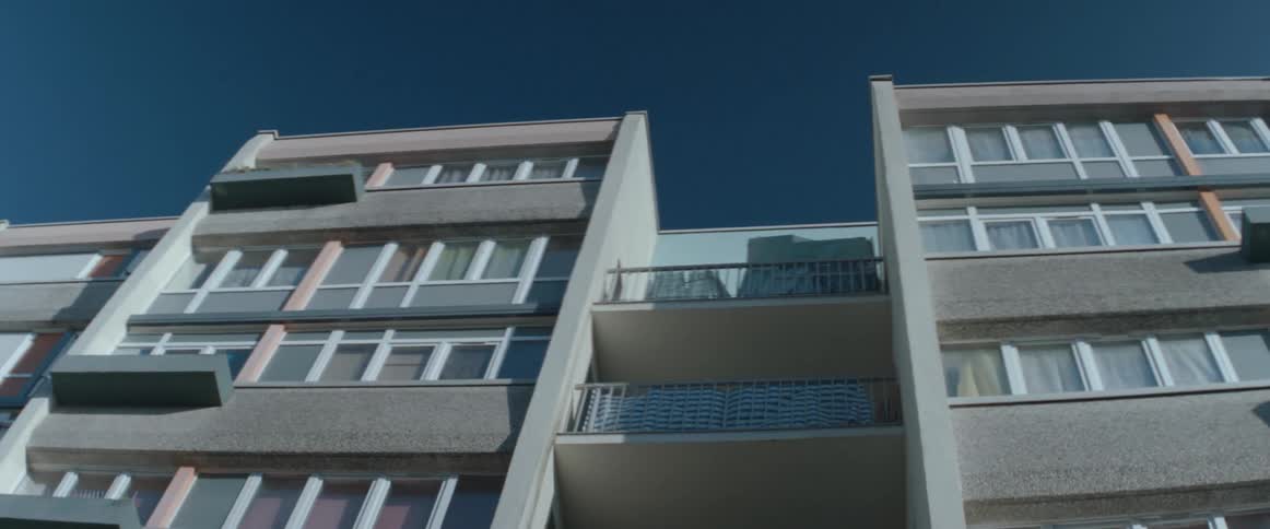 An apartment building in the city with multiple building