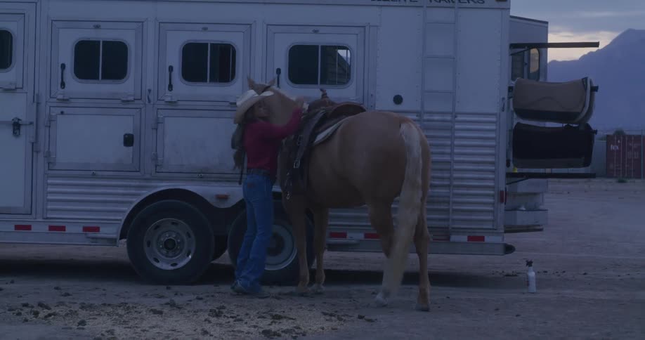 Woman putting a bench on her horse