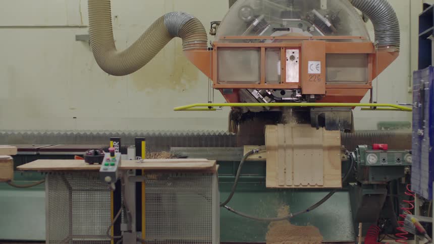 Woodworking machine that is cutting a piece of wood