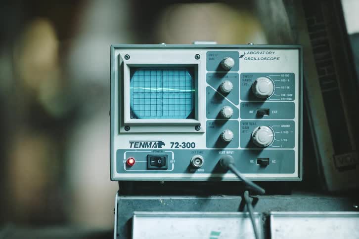 A transmitter device emitting signals on the panel