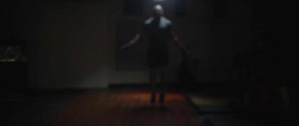 A man inside a room is jumping rope