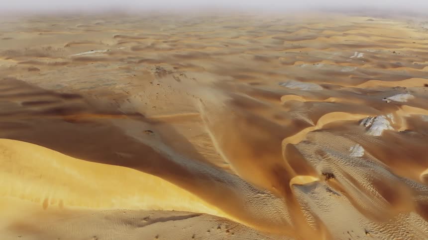 The long desert has many dunes