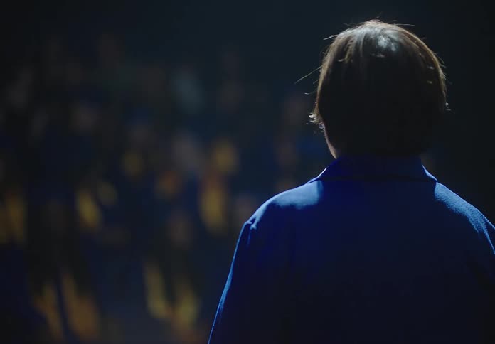 A woman giving a speech to a graduating class
