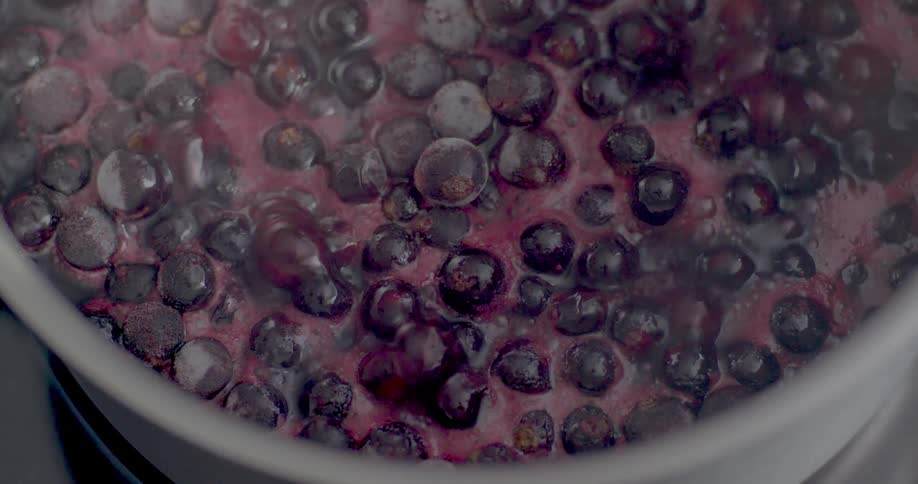 Blueberries are boiling in the pot