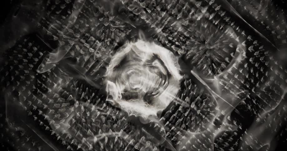 Dense liquid in a patterned movement above a monochromatic platform in rotating motion