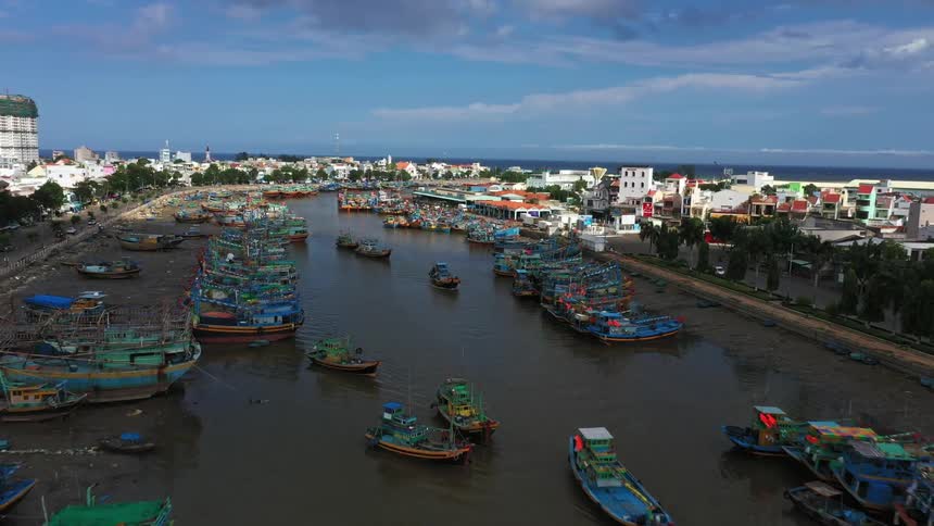 View of boats on a dry river in the middle of an urban city