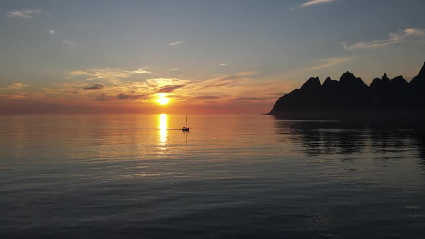 Panorama of the ocean and sea coast with the sun on the horizon