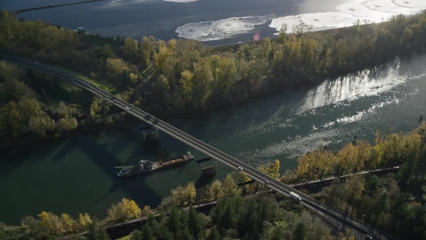 Bridge crossing rivers and lakes and connecting urban cities