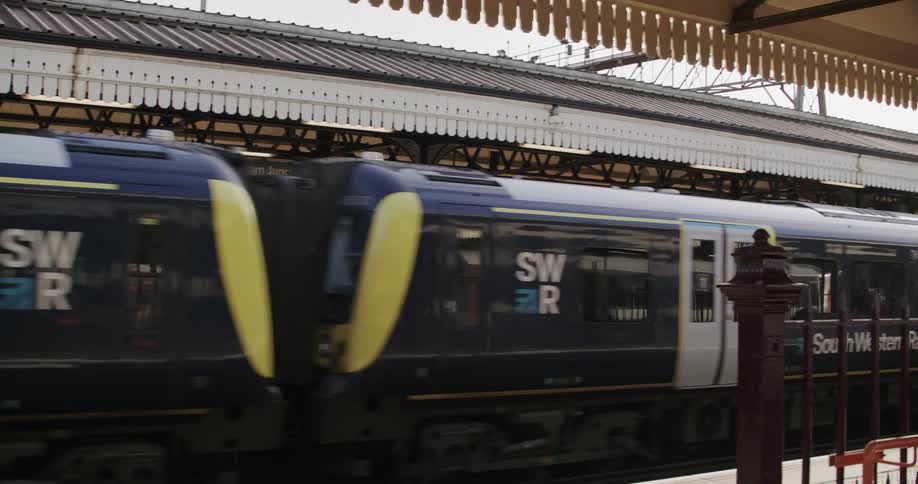 Mero train arriving at a station in the city