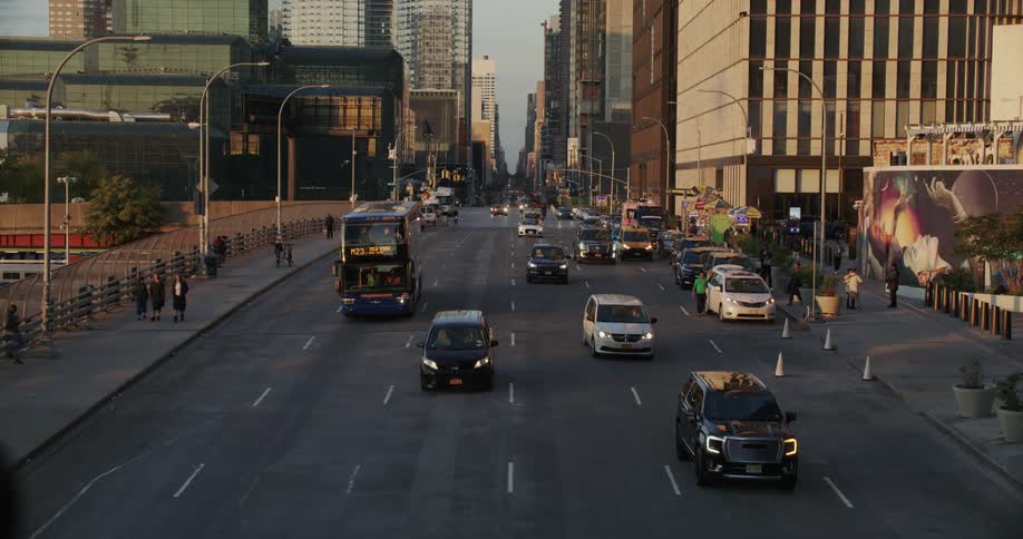 Panorama of a street in the midst of a metropolis with vehicles moving and people walking on the sidewalk