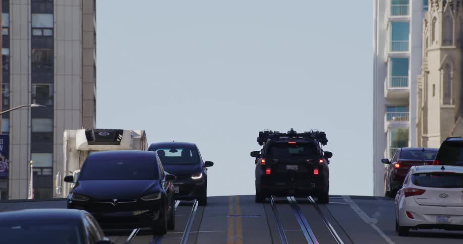 View of a street with an incline and vehicles moving in a metropolis