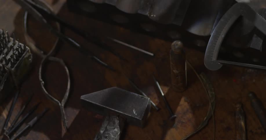Many old fashioned looking instruments on a table