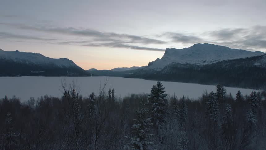 The sun is setting behind the mountains int he disatance