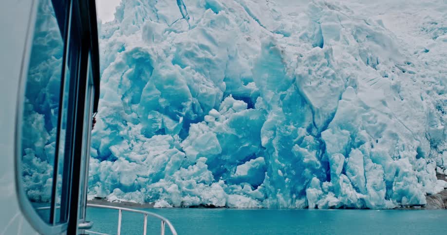 The large wall of ice viewed from a boat