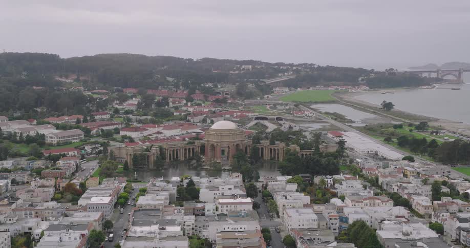 Panoramic of the palace of fine arts theater and reflecting pool in san francisco on a hazy day