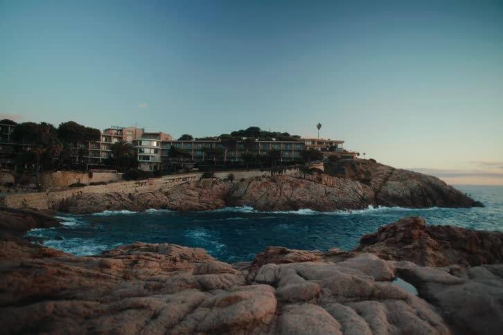 A hotel on a cliff overlooking the bay