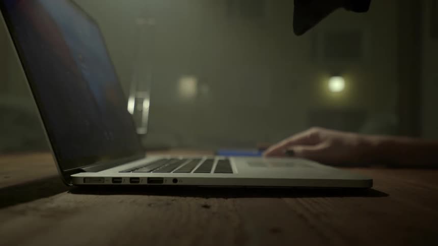 An entrepreneur arrives at her desk prepared to tackle a complex digital work project.