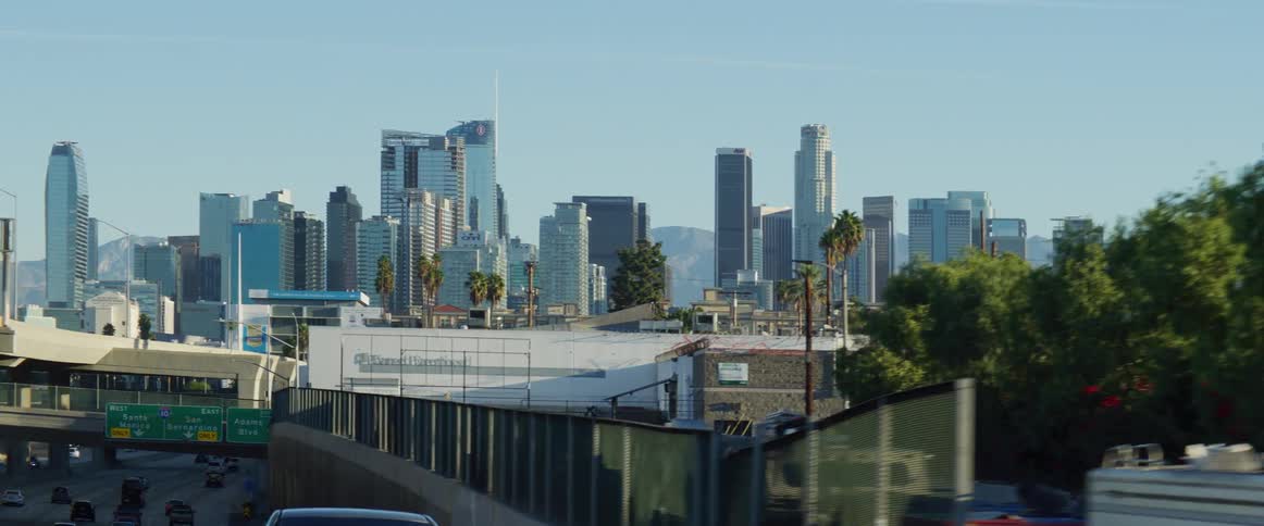 A big city with an expressway and calm traffic during the day