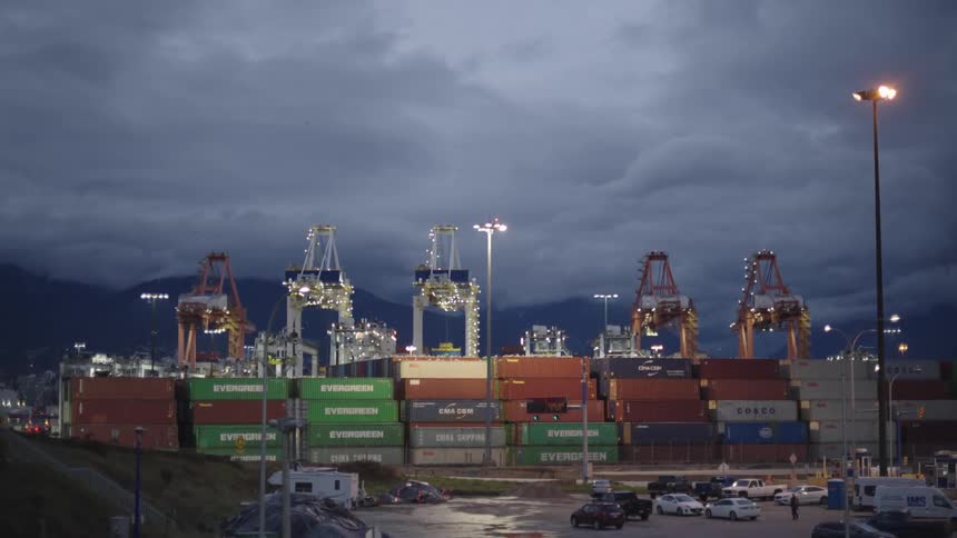 The harbor is full of storage containers