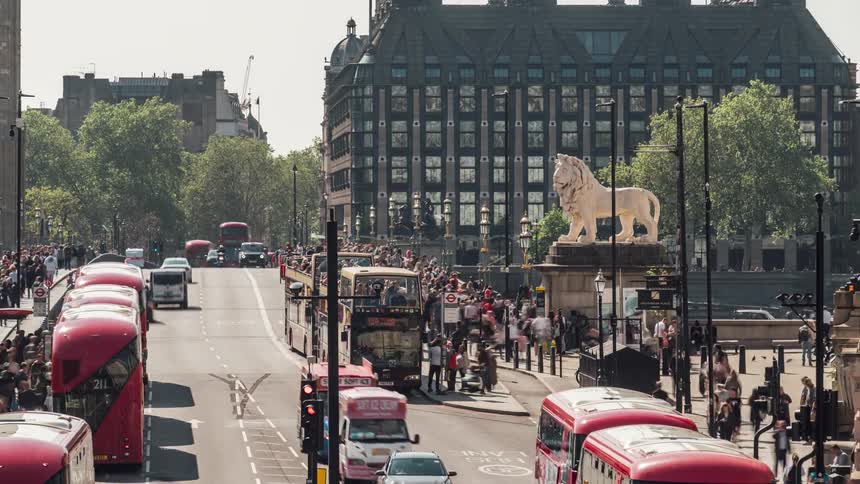 Time lapse of heavy traffic next to the south bank lion in london