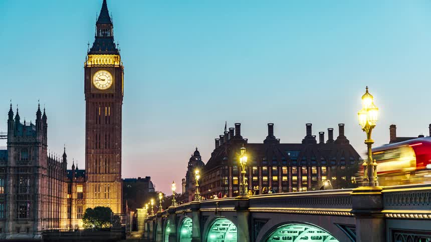 Time lapse of night falling over london
