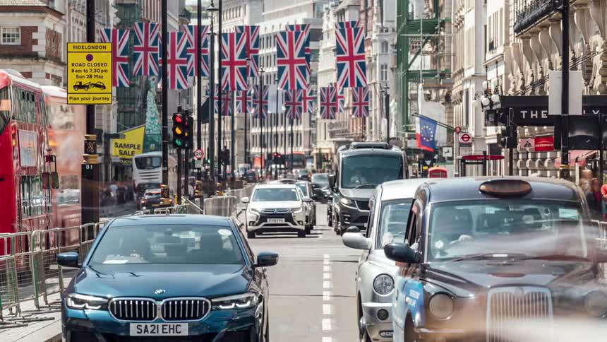 Traffic in downtown london is sped up during the daytime