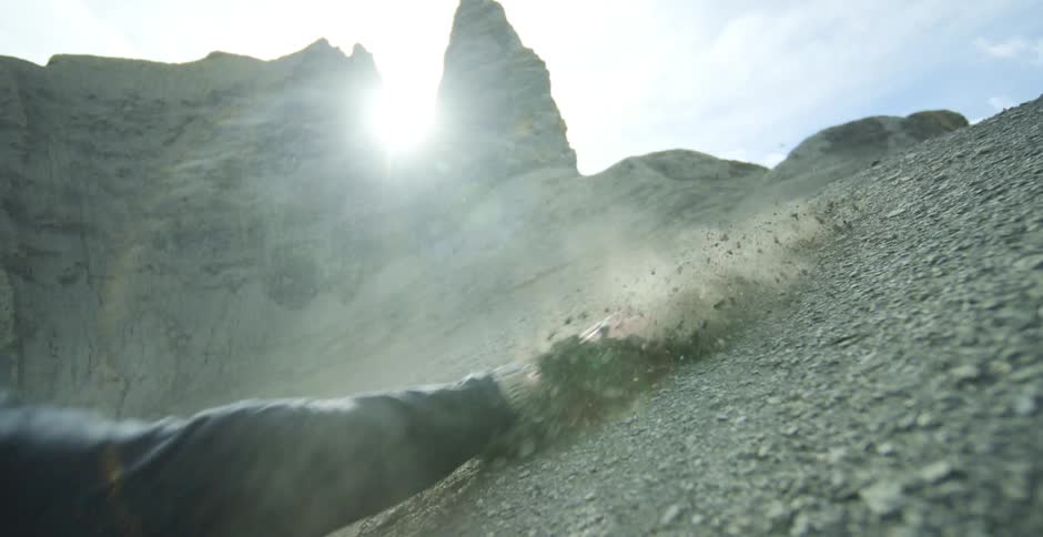 Man throwing himself in the middle of a mountain ravine