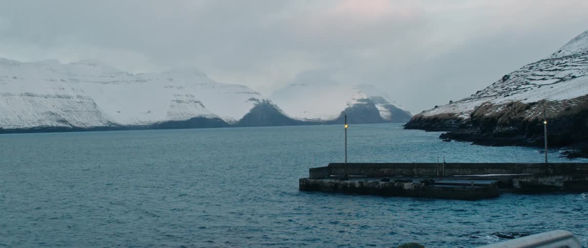 A view of the ocean at the edge of the arctic moutnains
