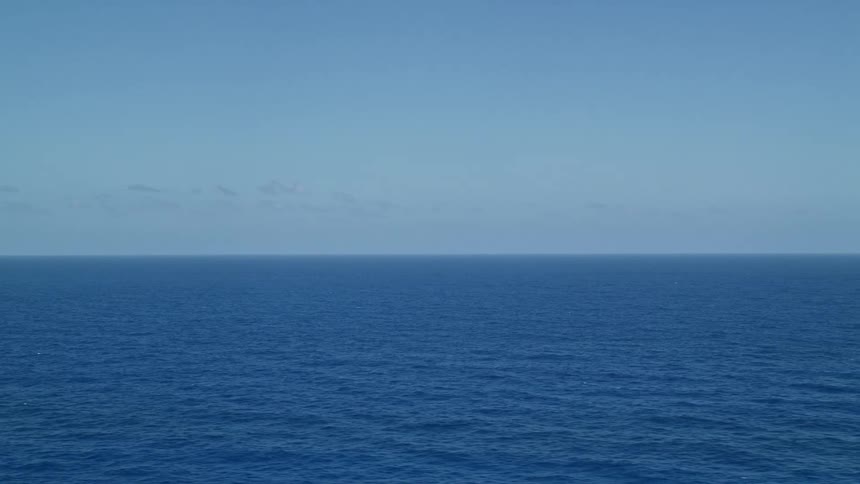 An immense ocean of blue water up to the horizon