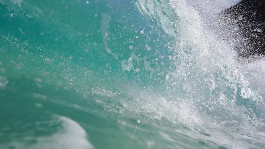 Ocean wave barrels and breaks on shore