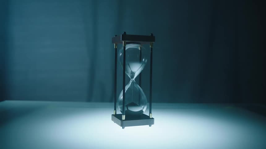 A clip of an hourglass