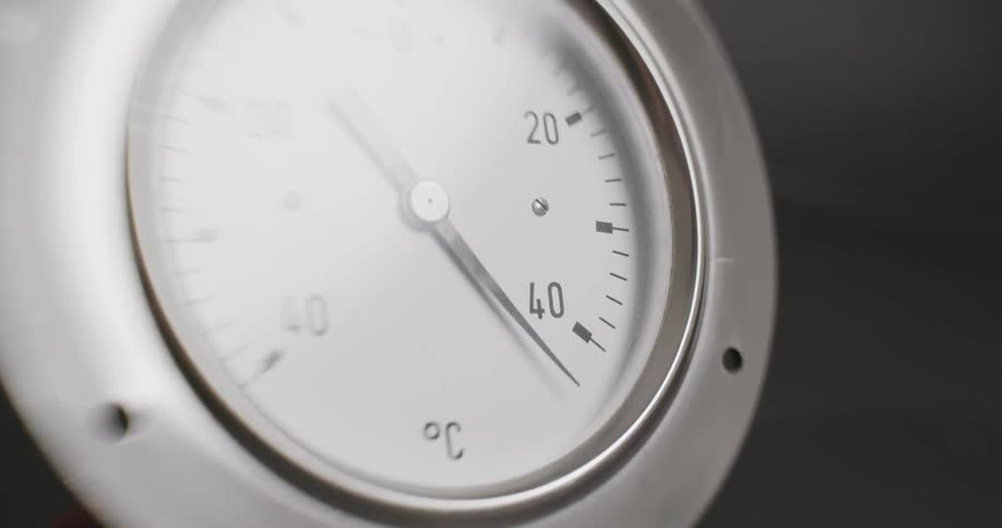 Pressure gauge pointer in motion