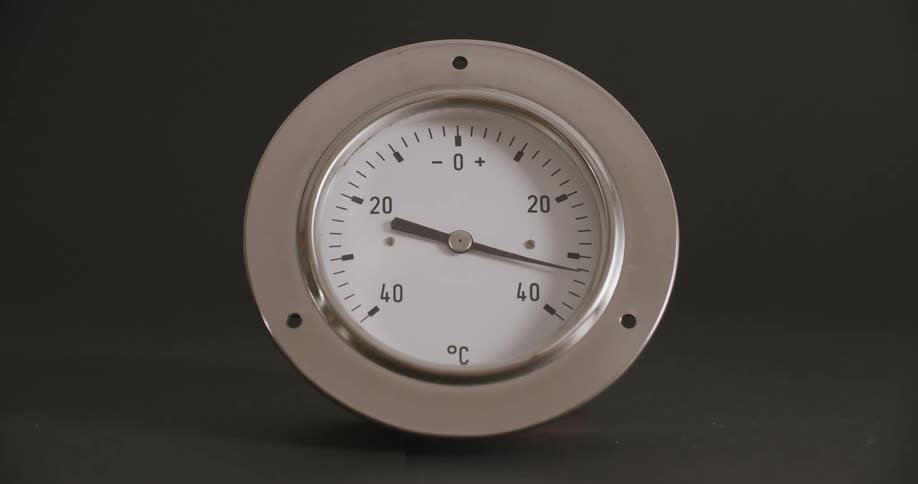 Pressure gauge with the pointer in motion