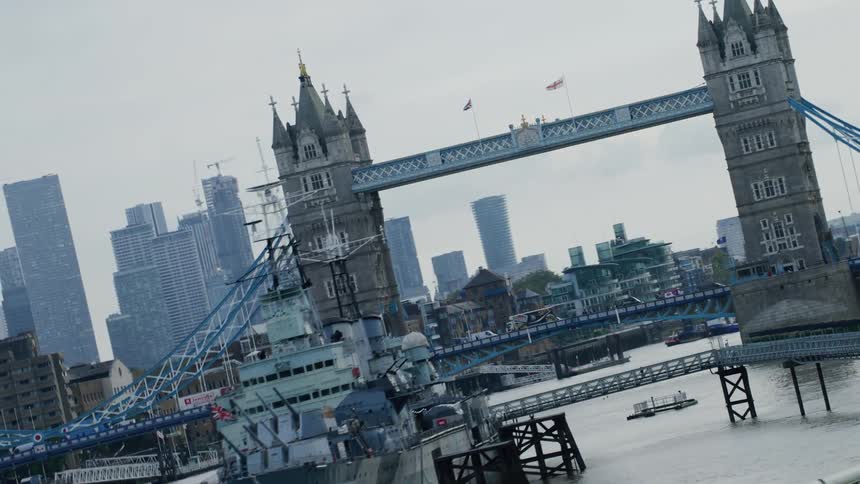 View of a bridge over the river connecting the metropolis of london