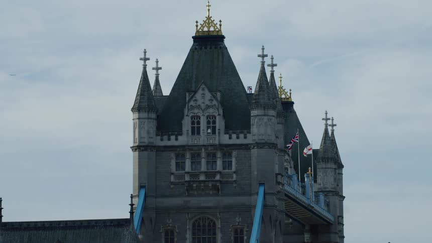 View of a castle in london on a cloudy day