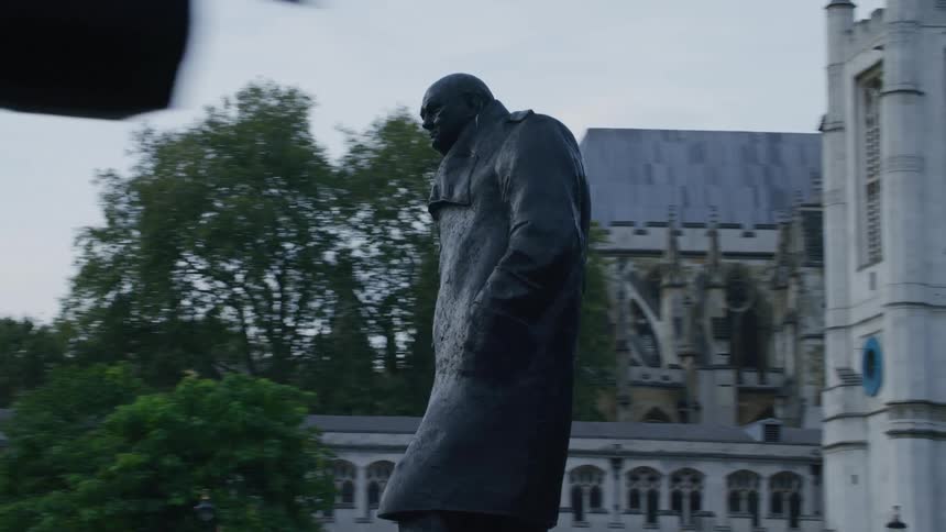 Monument of a man in the center of a london city
