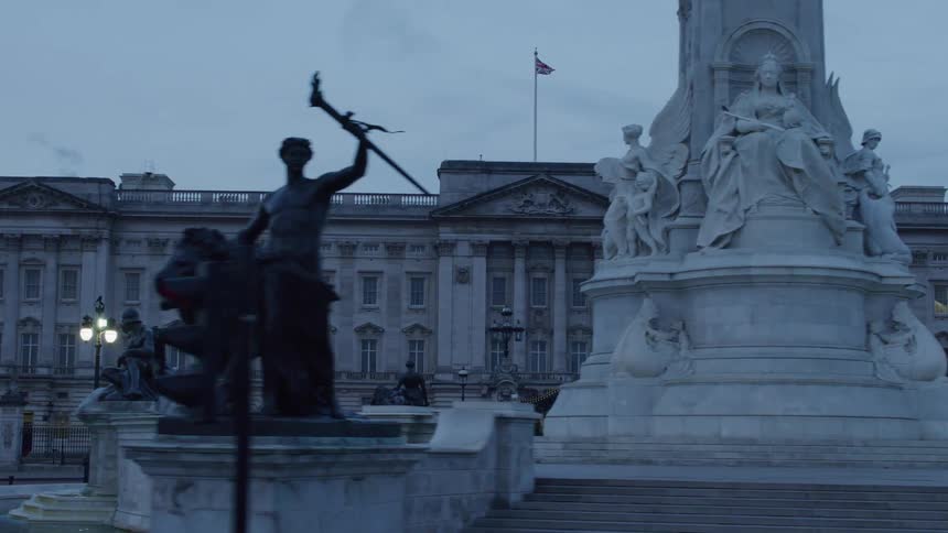 Statues fountain and street lights in front of buckingham palace