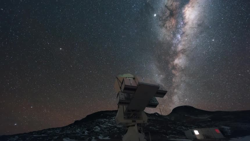 A telescope pointing at the nightsky in timelapse