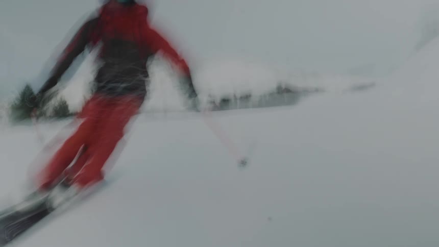 Person skiing downhill freeride during day time