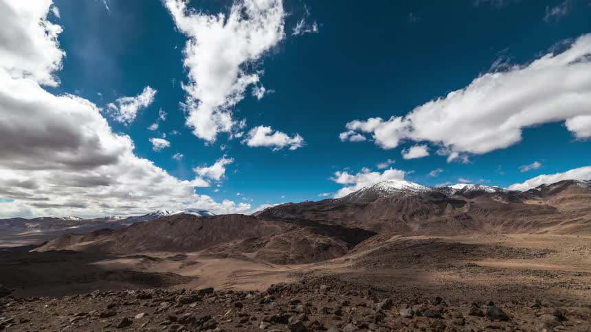 Mountain range and plateau with a day with clouds passing by in timelapse