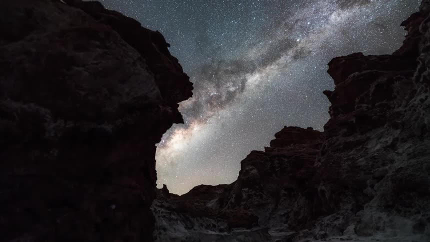 Rocky mountain landscape with a darkening day in timelapse and the nebula appearing at night